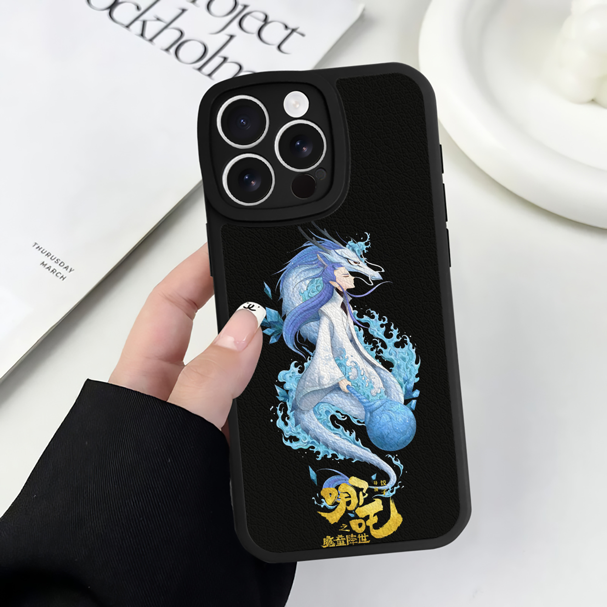 （画像用） Ne Zha 2 ナタ 魔童の大暴れ 【iPhone 16シリーズ対応】シリコンスマホケース（レザー調） 材質：シリコン